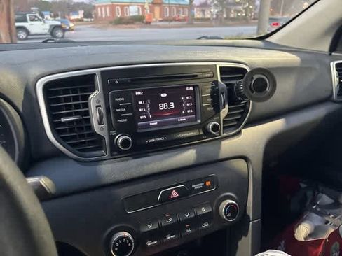 Used 2017 Kia Sportage LX image 2