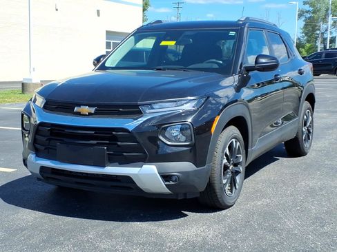 Used 2023 Chevrolet TrailBlazer LT FWD image 2