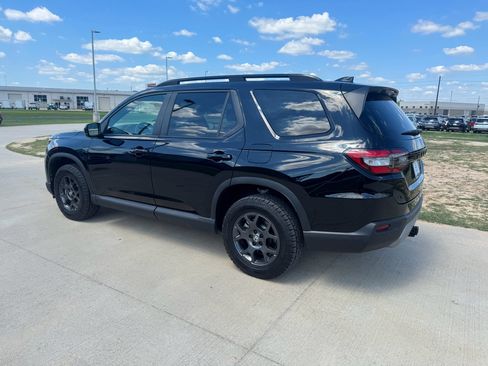 Used 2025 Honda Pilot TrailSport image 6
