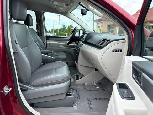 Used 2011 Volkswagen Routan SE FWD image 27