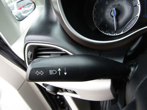 Used 2022 Chrysler Voyager LX FWD image 10