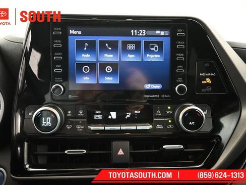 Used 2021 Toyota Highlander XLE AWD/4WD image 14