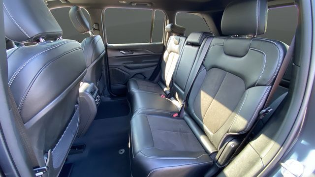 Used 2023 Jeep Grand Cherokee Altitude AWD/4WD image 23