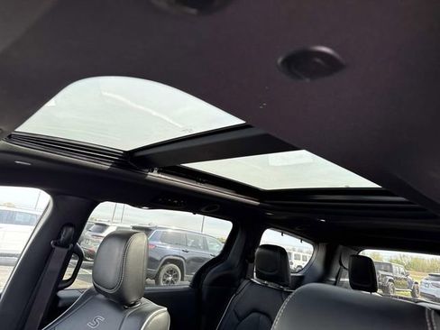 Used 2025 Chrysler Pacifica Limited FWD image 7