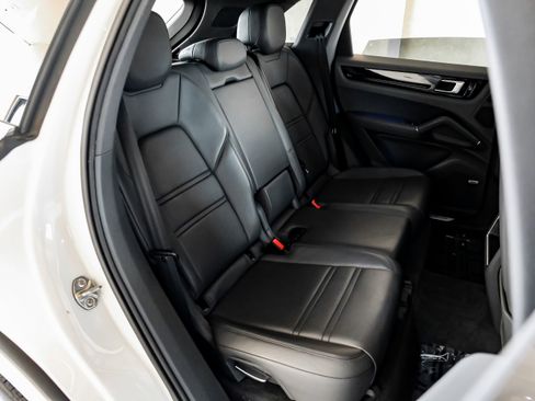 Used 2021 Porsche Cayenne w/ Premium Package image 45