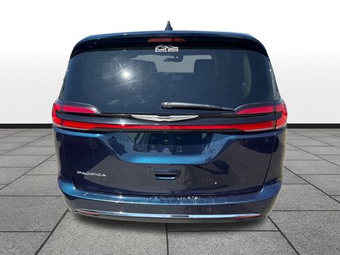 Used 2023 Chrysler Pacifica Touring-L image 6