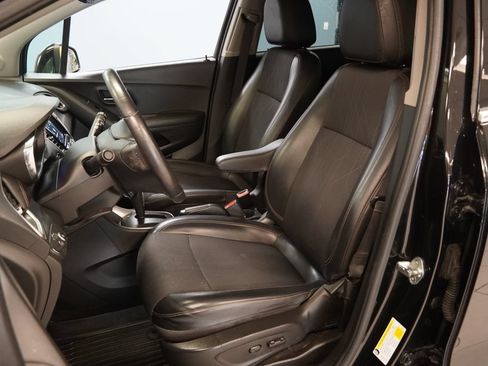 Used 2020 Chevrolet Trax LT w/ LT Convenience Package FWD image 3