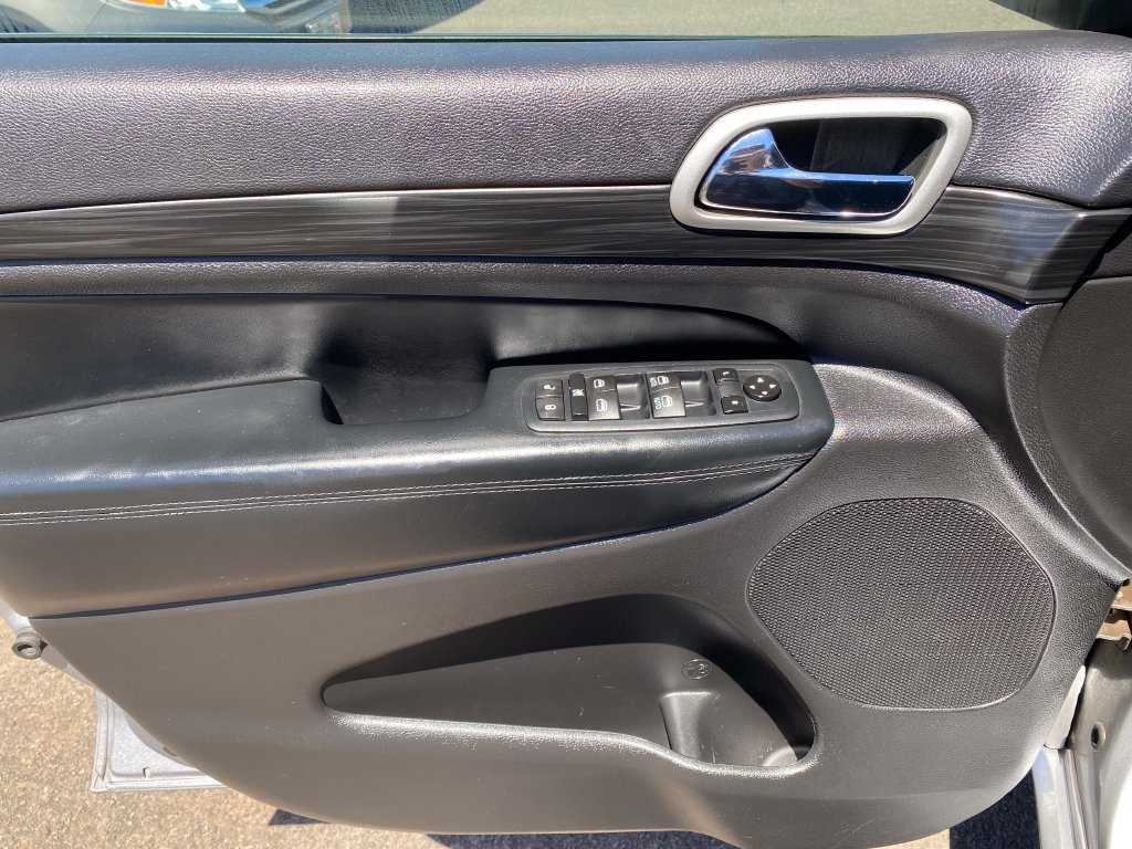 Used 2021 Jeep Grand Cherokee Laredo X RWD image 12
