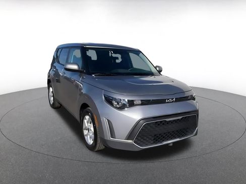 Used 2025 Kia Soul LX w/ LX Technology Package image 3