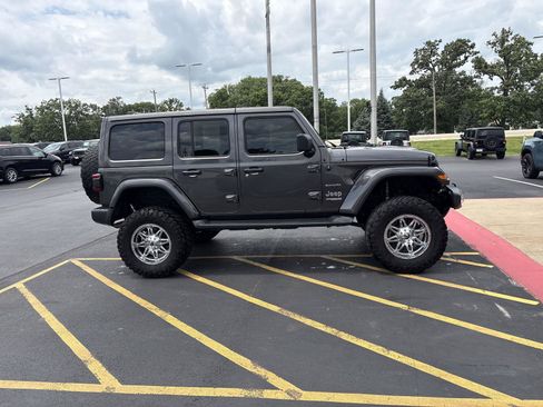 Used 2019 Jeep Wrangler Unlimited Sahara w/ LED Lighting Group AWD/4WD image 4