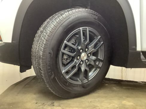 Used 2025 GMC Acadia Elevation FWD image 27
