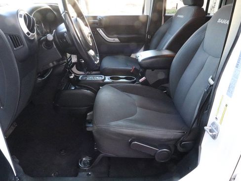 Used 2018 Jeep Wrangler Unlimited Sahara w/ Connectivity Group image 10