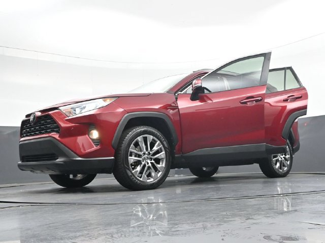 Used 2020 Toyota RAV4 XLE Premium FWD image 44