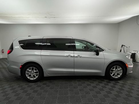 Used 2024 Chrysler Pacifica Touring-L FWD image 7