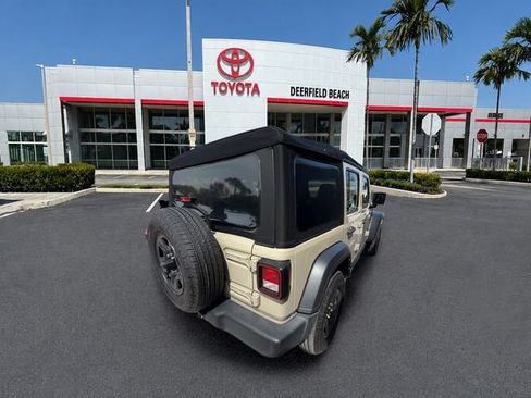 Used 2022 Jeep Wrangler Unlimited Sport AWD/4WD image 9