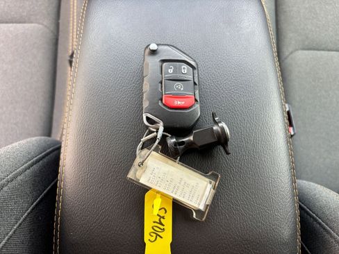 Used 2025 Jeep Wrangler Sahara image 22