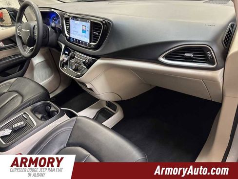 Used 2024 Chrysler Pacifica Touring-L image 40