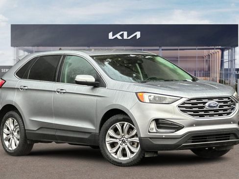 Used 2024 Ford Edge Titanium image 2