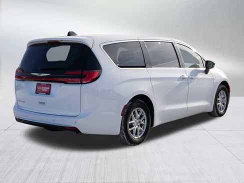 Used 2024 Chrysler Pacifica Touring-L image 7