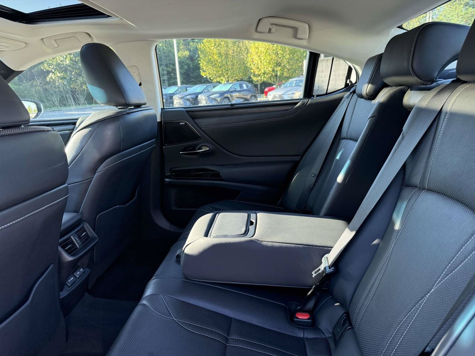 Used 2024 Lexus ES 300h Ultra Luxury w/ Accessory Package (Z2) FWD image 17