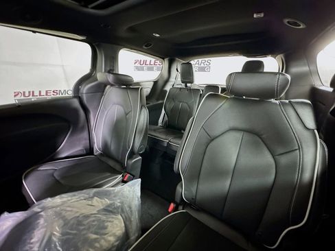 New 2026 Chrysler Pacifica Limited FWD image 26