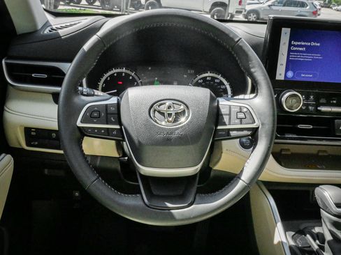 Used 2024 Toyota Highlander XLE FWD image 18