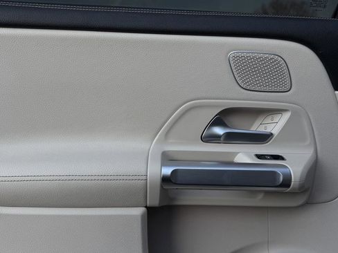 Used 2021 Mercedes-Benz GLB 250 4MATIC w/ Premium Package image 33