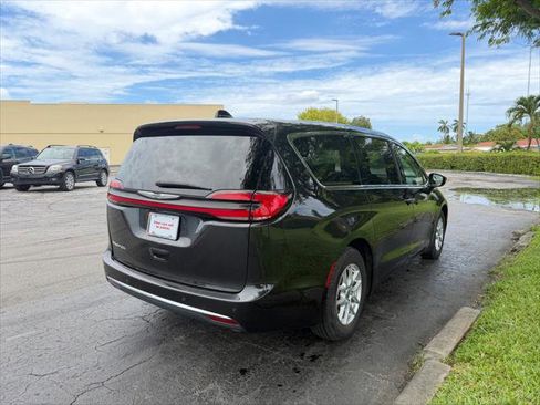 Used 2023 Chrysler Pacifica Touring-L FWD image 6