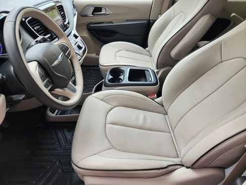 Used 2020 Chrysler Pacifica Limited w/ Advanced Safetytec Group image 11