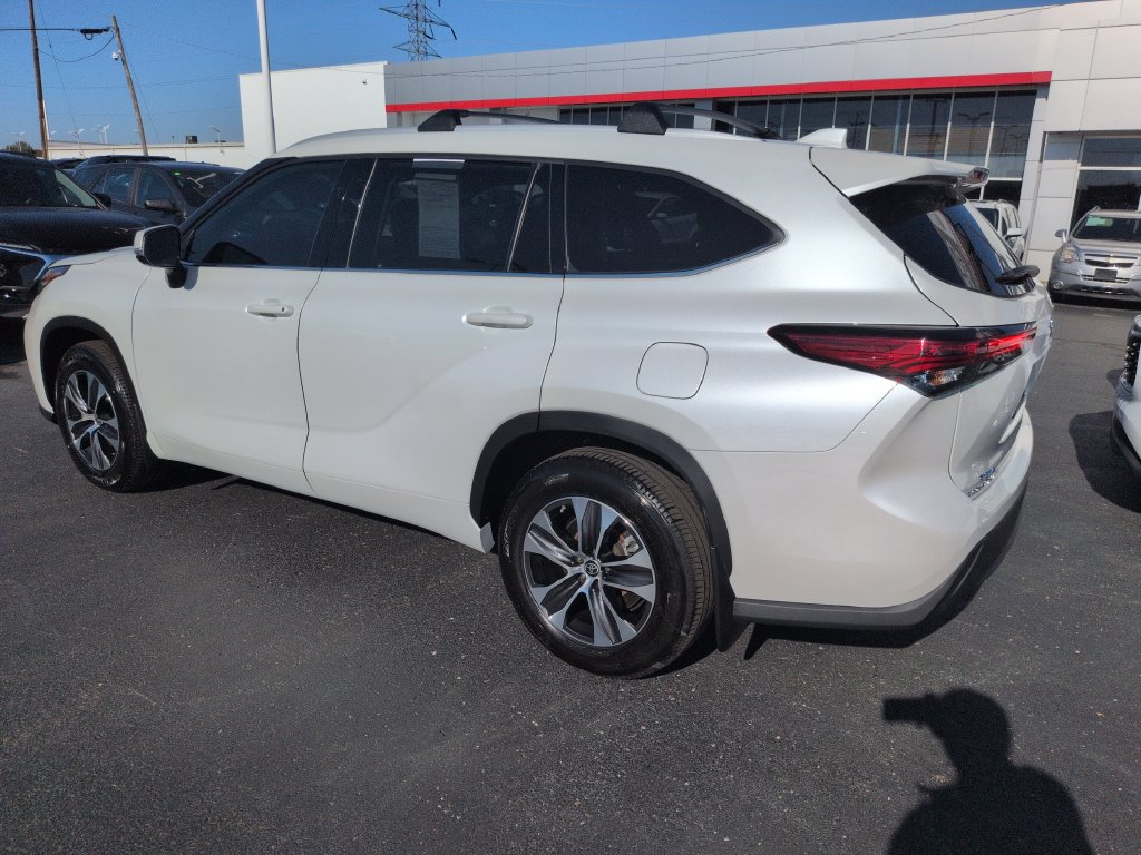 Used 2022 Toyota Highlander XLE AWD/4WD image 3