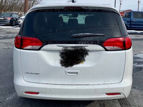 Used 2022 Chrysler Voyager LX image 4