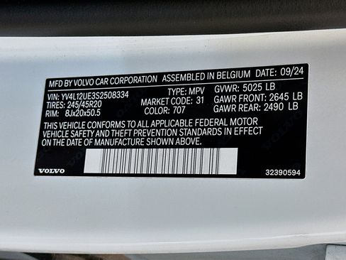 Used 2025 Volvo XC40 B5 Plus image 12