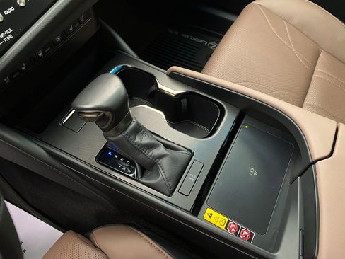 Used 2024 Lexus ES 350 Ultra Luxury w/ Accessory Package (Z2) image 17