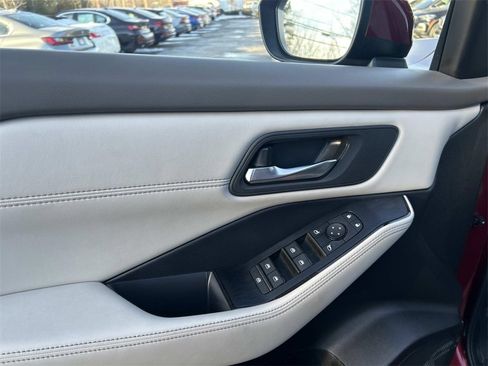 Used 2025 Nissan Rogue SV w/ SV Premium Package image 19