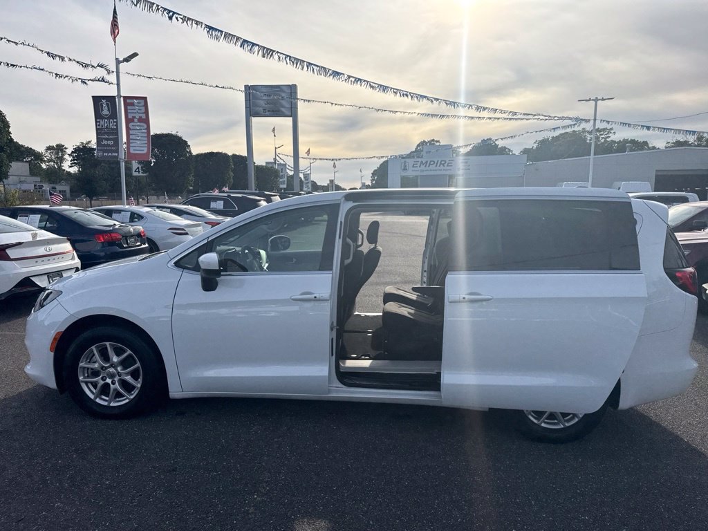 Used 2023 Chrysler Voyager LX FWD image 10
