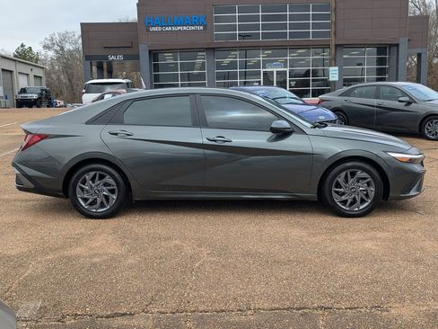 Used 2024 Hyundai Elantra SEL image 3