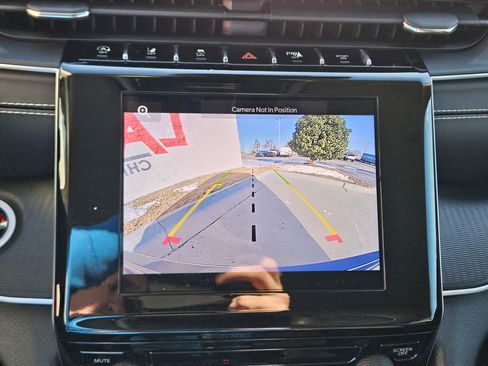 Used 2024 Jeep Grand Cherokee Laredo image 33