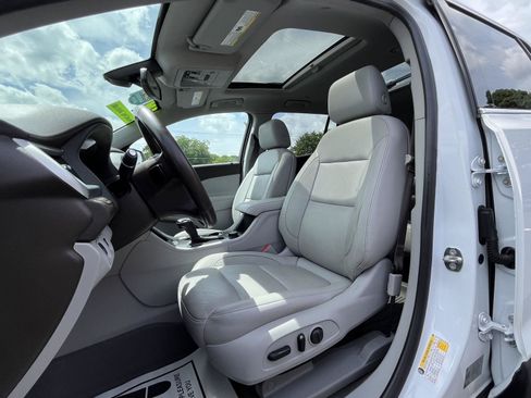 Used 2019 GMC Acadia SLT w/ LPO, Floor Liner Package FWD image 5