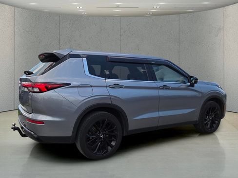 Used 2024 Mitsubishi Outlander SE Black Edition FWD image 3