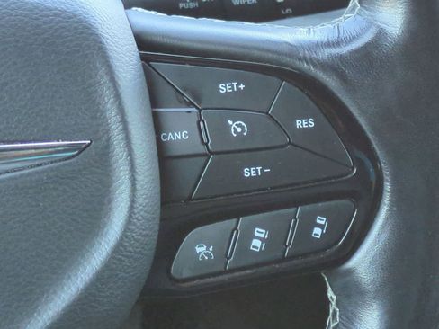 Used 2021 Chrysler Pacifica Touring-L w/ Uconnect Theater Family Group AWD/4WD image 24
