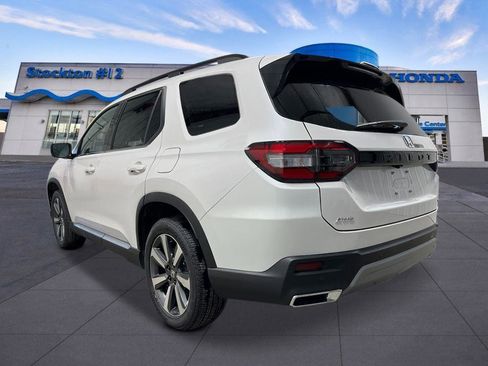 New 2025 Honda Pilot Touring image 3
