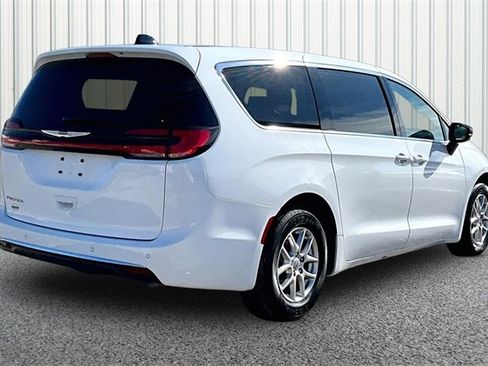 Used 2024 Chrysler Pacifica Touring-L image 12
