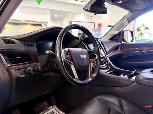 Used 2020 Cadillac Escalade Luxury w/ Escalade Sport Edition image 11