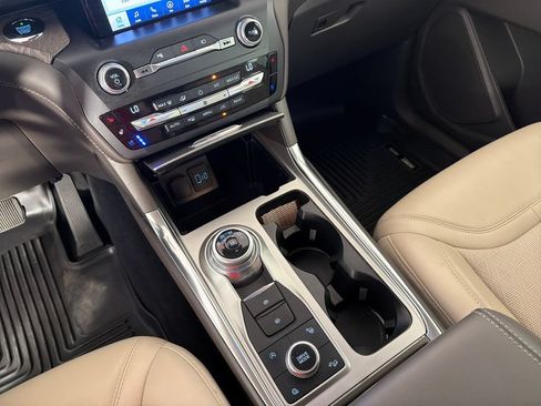 Used 2020 Ford Explorer Platinum w/ Premium Technology Package AWD/4WD image 16