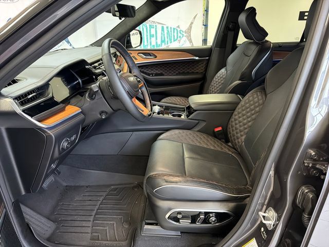 Used 2025 Jeep Grand Cherokee Summit AWD/4WD image 10