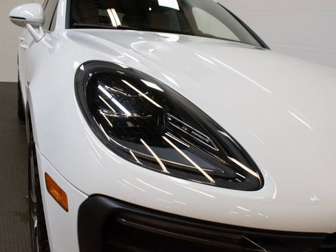 Used 2025 Porsche Macan image 11