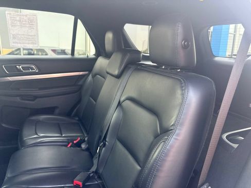 Used 2019 Ford Explorer XLT w/ Equipment Group 202A AWD/4WD image 34