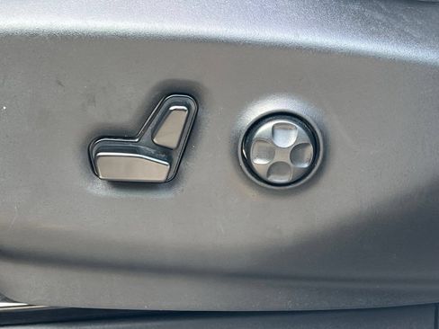 Used 2023 Chrysler Pacifica Touring-L FWD image 27