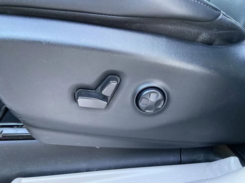 Used 2023 Chrysler Pacifica Touring-L FWD image 13