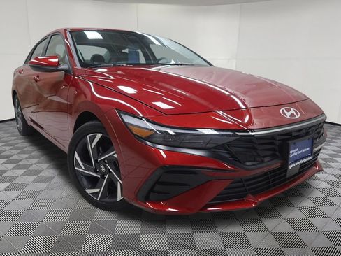Used 2025 Hyundai Elantra Limited FWD image 3